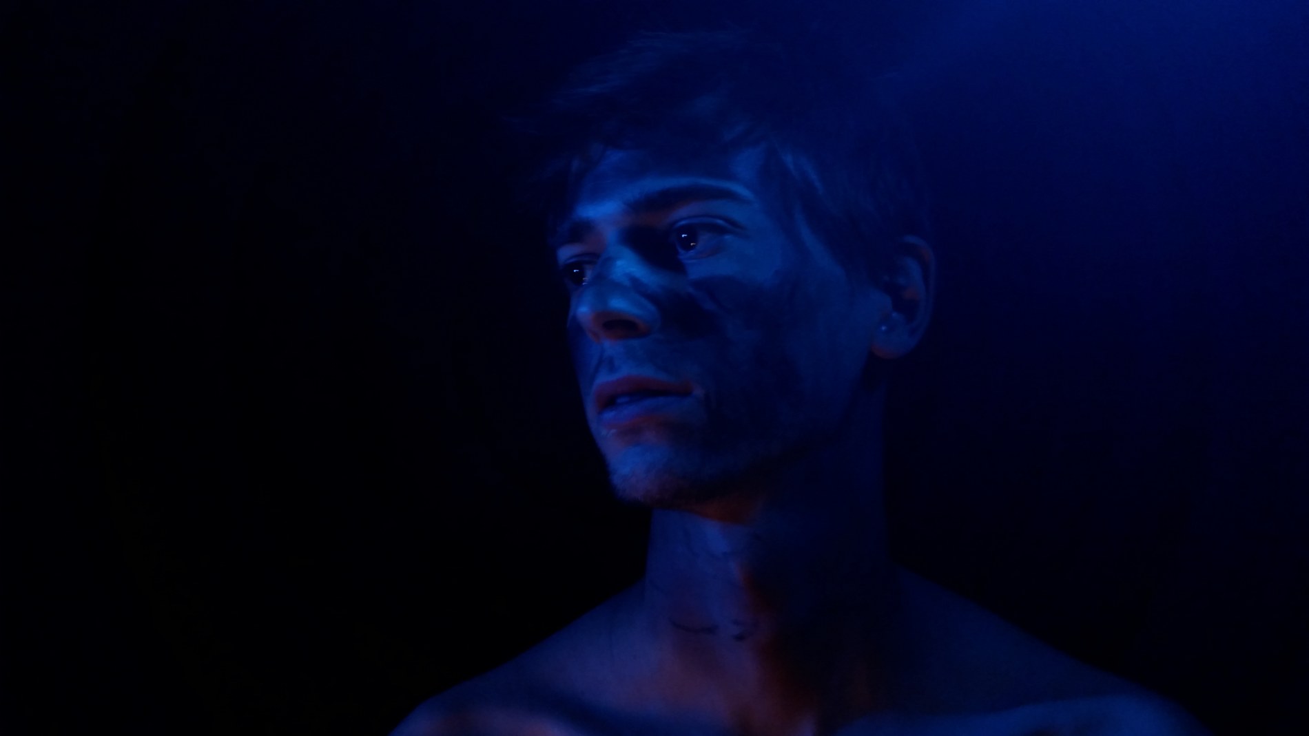 Mathias Bourre, portrait en lumière bleue